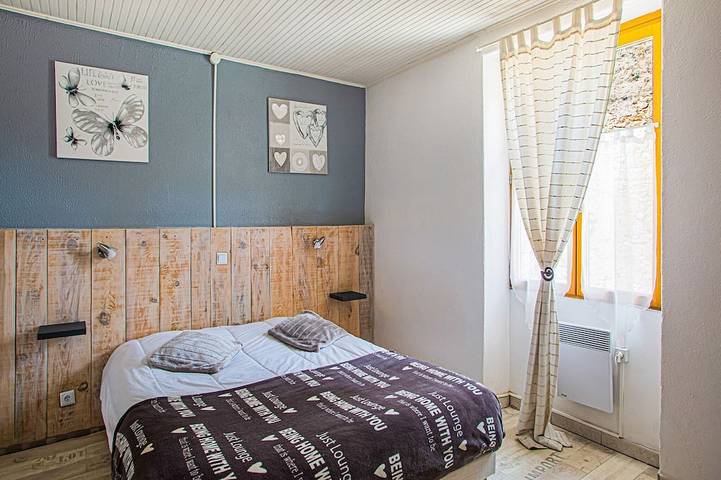 Location de vacances pour 6 personnes, avec jardin ainsi que terrasse et piscine, animaux acceptés à Les Eyzies-de-Tayac-Sireuil - 2