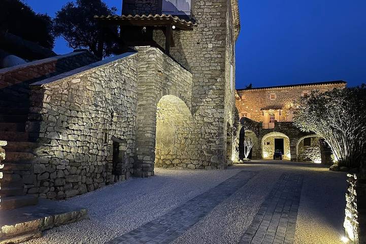 Location de vacances pour 18 personnes, avec jacuzzi et piscine ainsi que jardin et terrasse à Mons (Gard)