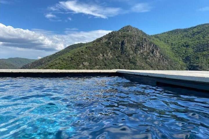 Location de vacances pour 6 personnes, avec balcon et jardin à Pied-de-Borne