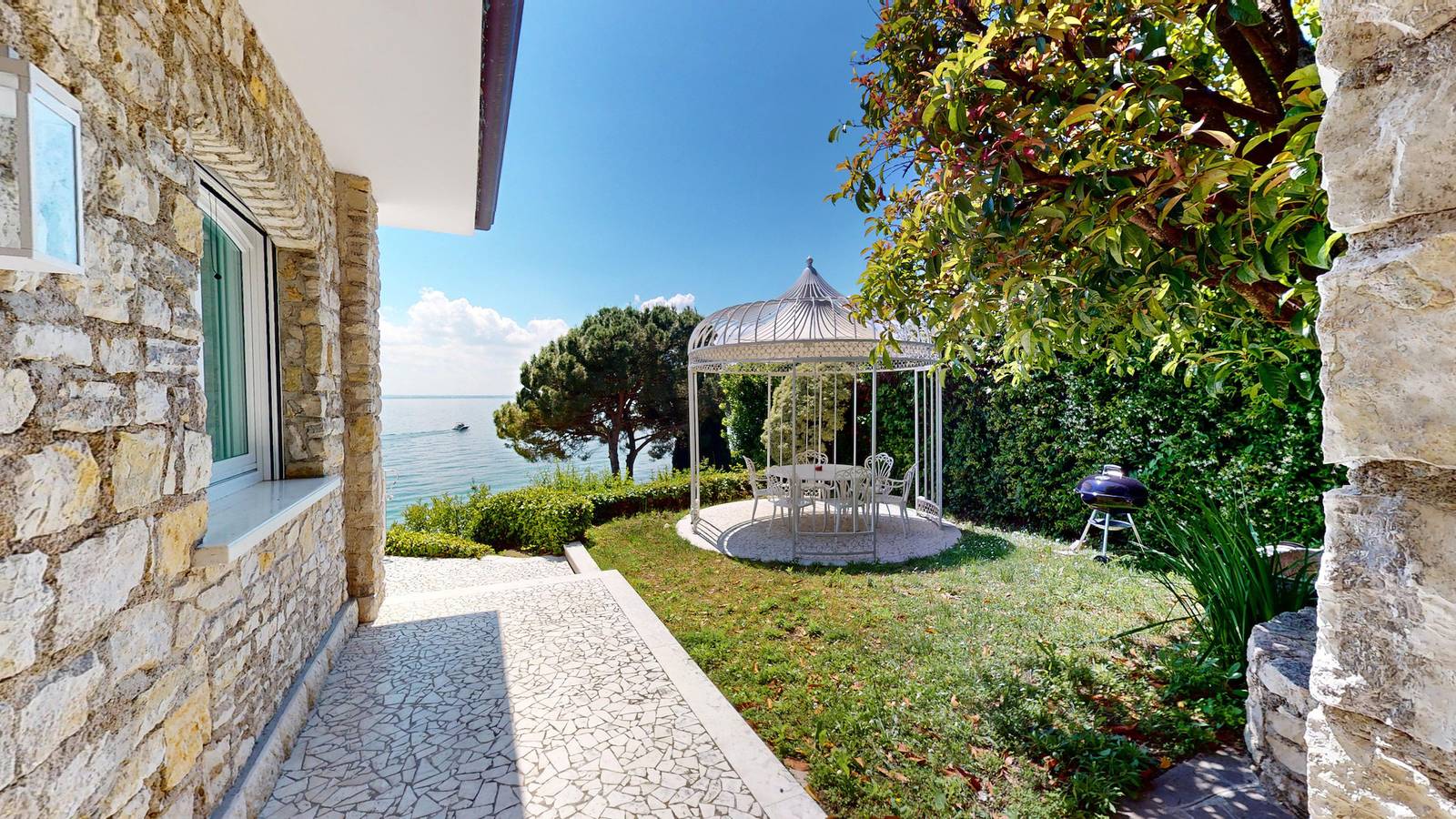 Villa Flora infinity pool private beach by Bgl in Manerba del Garda, Gardasee-Berge
