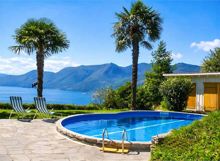 Ferienhaus für 6 Personen, mit Terrasse und Garten sowie Pool und Seeblick