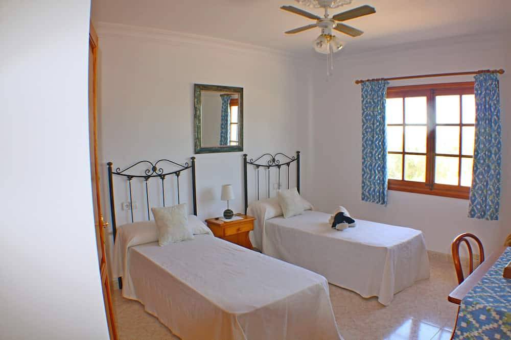 Bonita casa en un gran terreno con piscina para 6 personas, 1 minuto de la playa in Cala Llombards, Santanyí