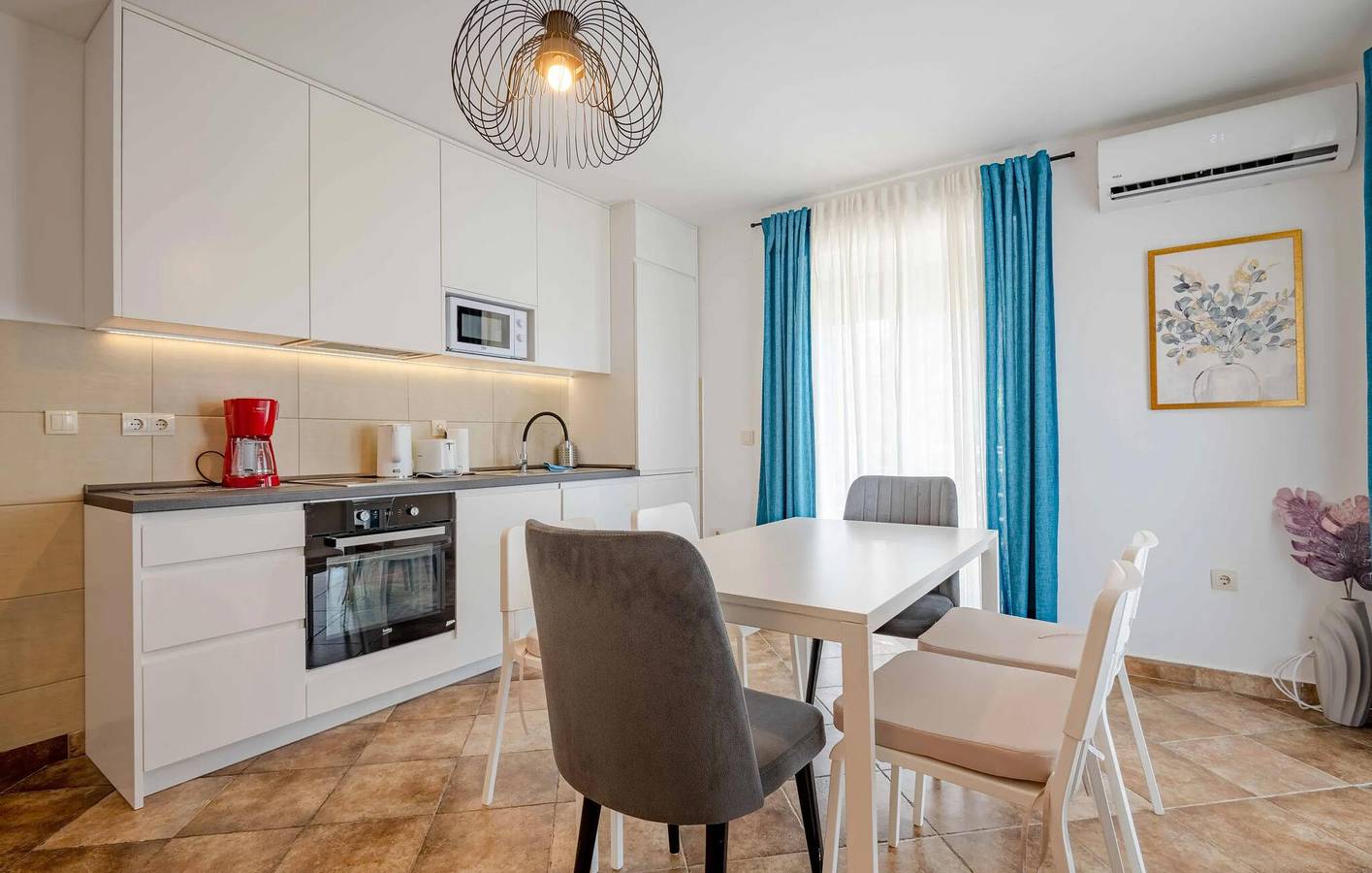 Ganze Ferienwohnung, Ferienwohnung für 6 Personen mit Terrasse in Opština Kotor