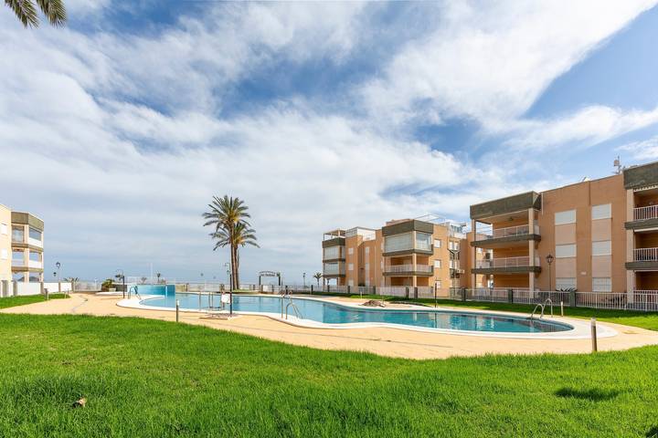 Apartamento entero, Apartamento 'Al Lado De La Playa' con vistas al mar, piscina compartida y Wi-Fi in Urbanización Las Gaviotas, Pulpí