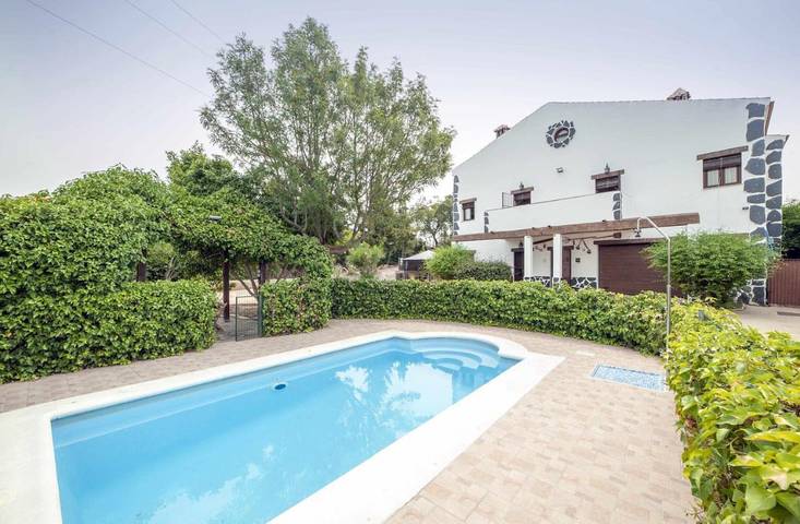 Casa rural para 10 personas, con piscina además de jardín y vistas, Se admiten mascotas en Berrocal