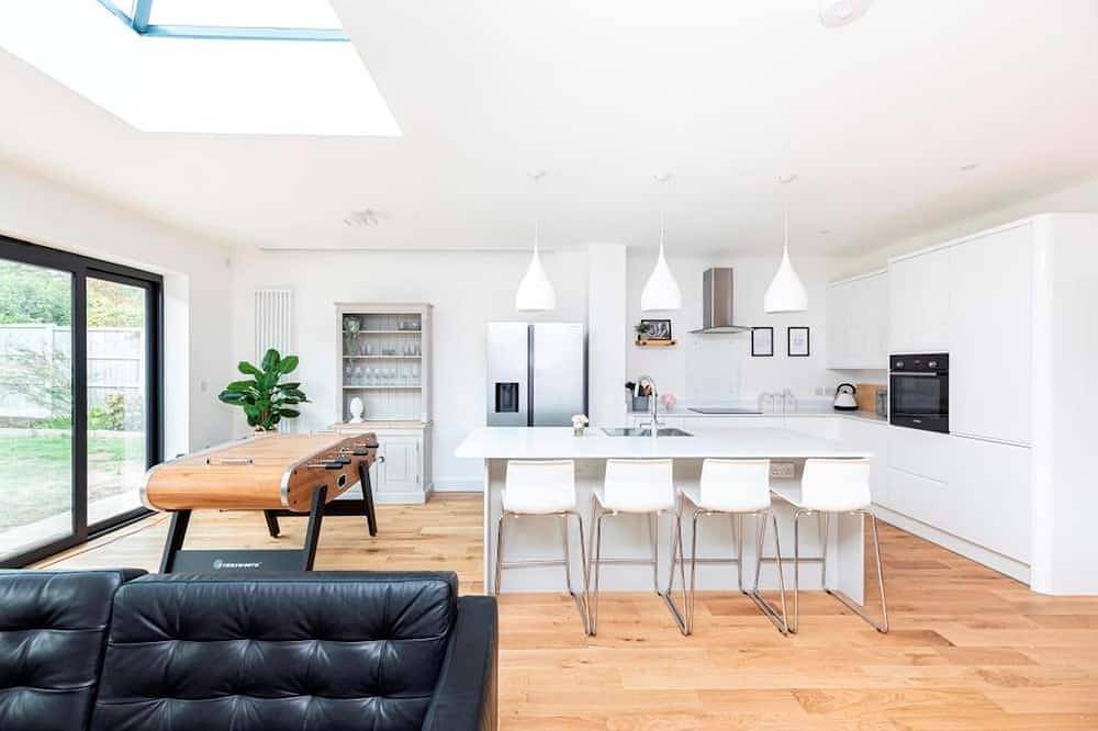Bournecoast: 4 Bedroom Bungalow With Large Garden - Near Beaches - Wifi in Bournemouth, South West England