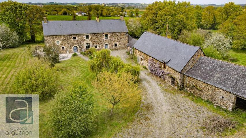 Location de vacances pour 15 personnes, avec vue ainsi que terrasse et piscine, animaux acceptés à Plénée-Jugon - 3