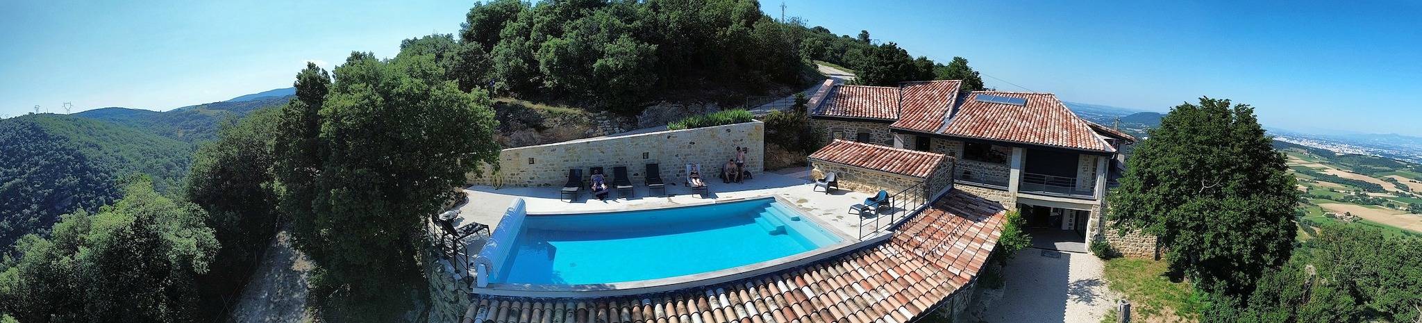 Casa de vacaciones 'La Ferme D'Helyette' con vistas a la montaña, piscina privada y Wi-Fi in Toulaud, Tournon-sur-Rhône región