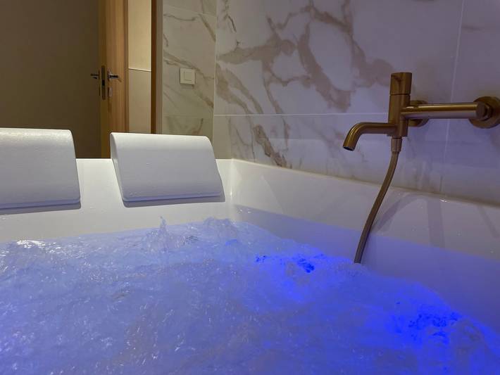 Casa de vacaciones 'La Suite - Balnéo Privative' con piscina compartida, Wi-Fi y aire acondicionado in Montagne, Región de Libourne