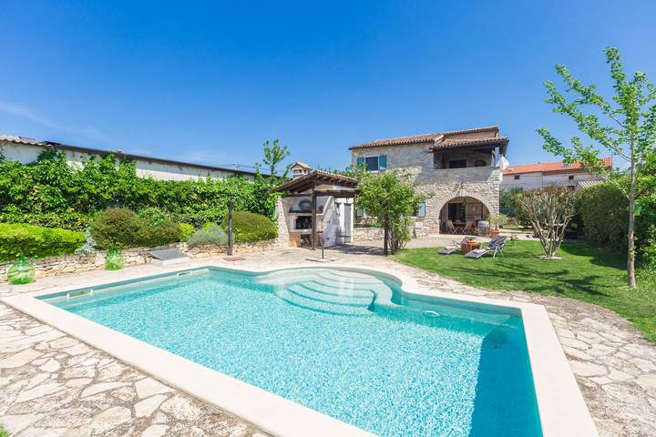 Ferienhaus für 8 Personen, mit Ausblick und Garten sowie Pool