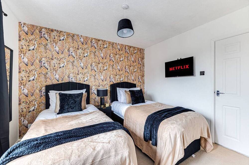 Shenley House • Excellent Location • Driveway Parking • Garden • Fastwifi • Smarttvs • Yoko Property in Milton Keynes, Südostengland