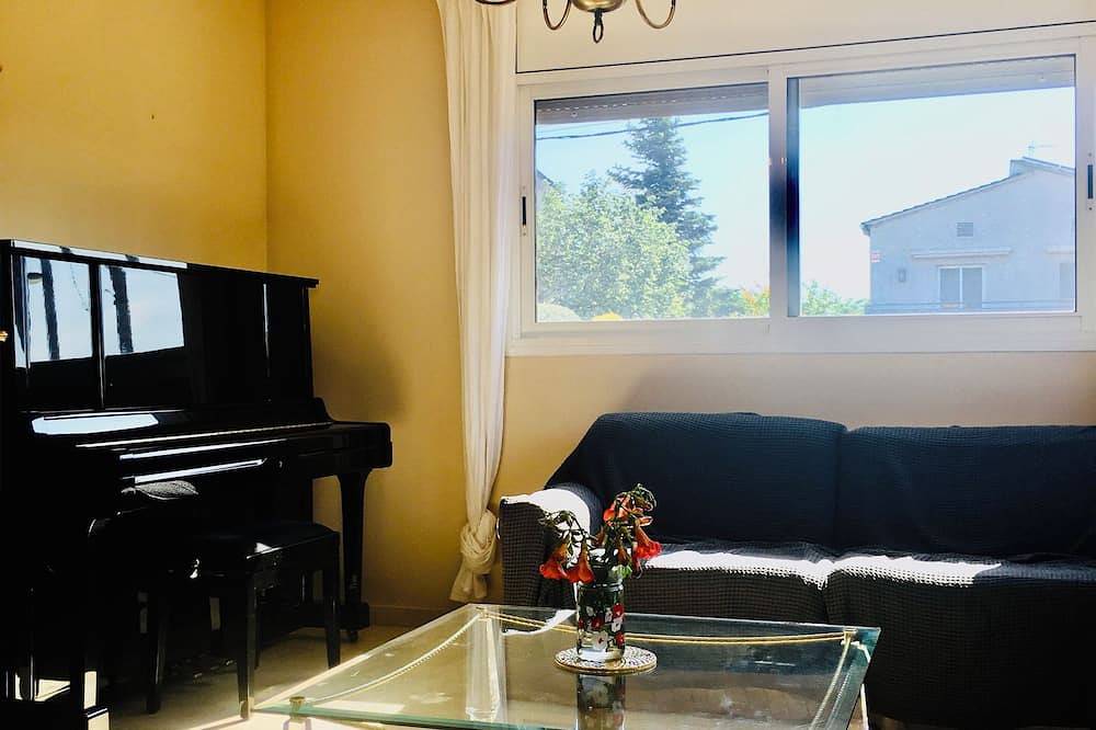 Tranquil and spacious super large room in Barcelona in Rubi, Barcellona entroterra