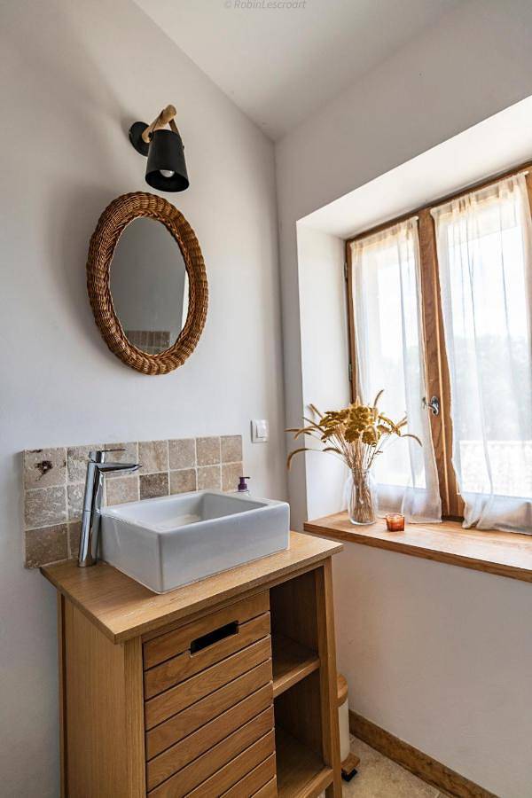 Location de vacances pour 8 personnes, avec vue et piscine ainsi que terrasse et jardin, animaux acceptés à Montvendre - 3