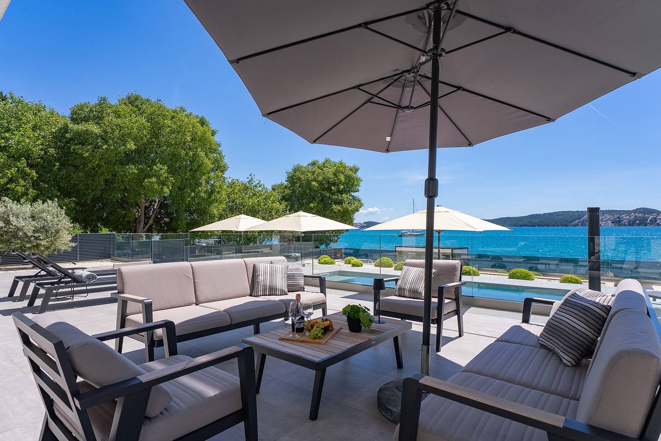 Beachfront Villa Luminara mit 4 Schlafzimmern, privatem Pool und Sauna in Trogir, Split-Dalmatien
