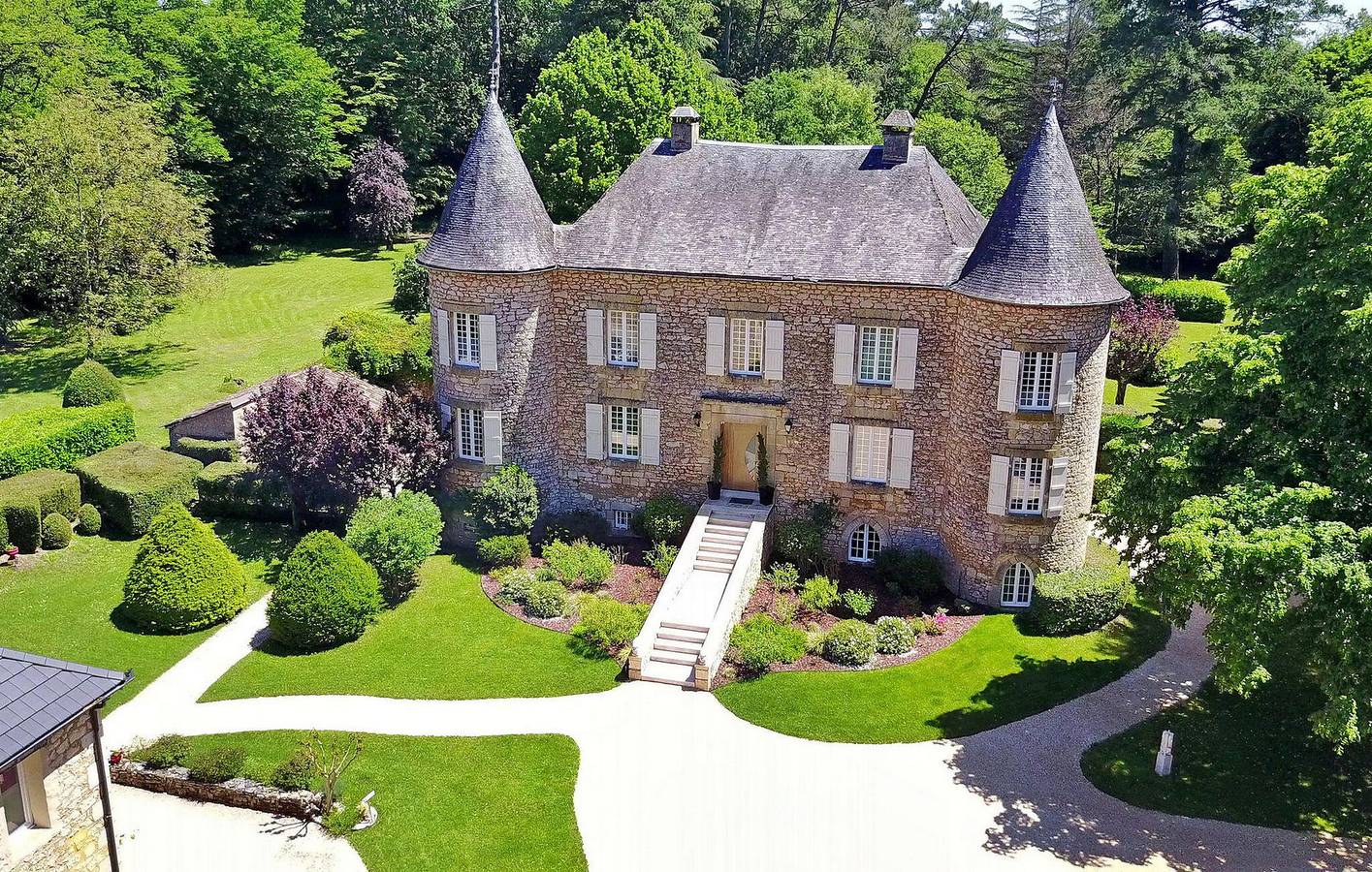 Appartement confortable de 420m2 avec piscine et bain à remous à 1,5 km du centre ville. in Cénac-et-Saint-Julien, Périgord Noir