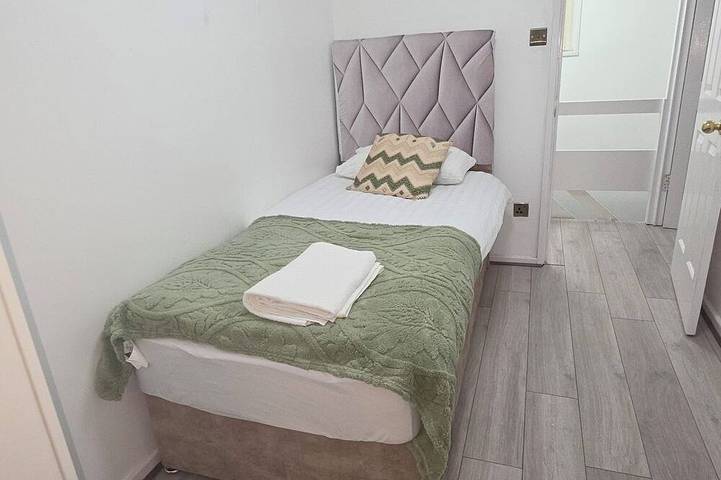 “Large Newcastle Home for 8– 4 guest Bedrooms, 5 Beds in Newcastle upon Tyne, Tyne and Wear