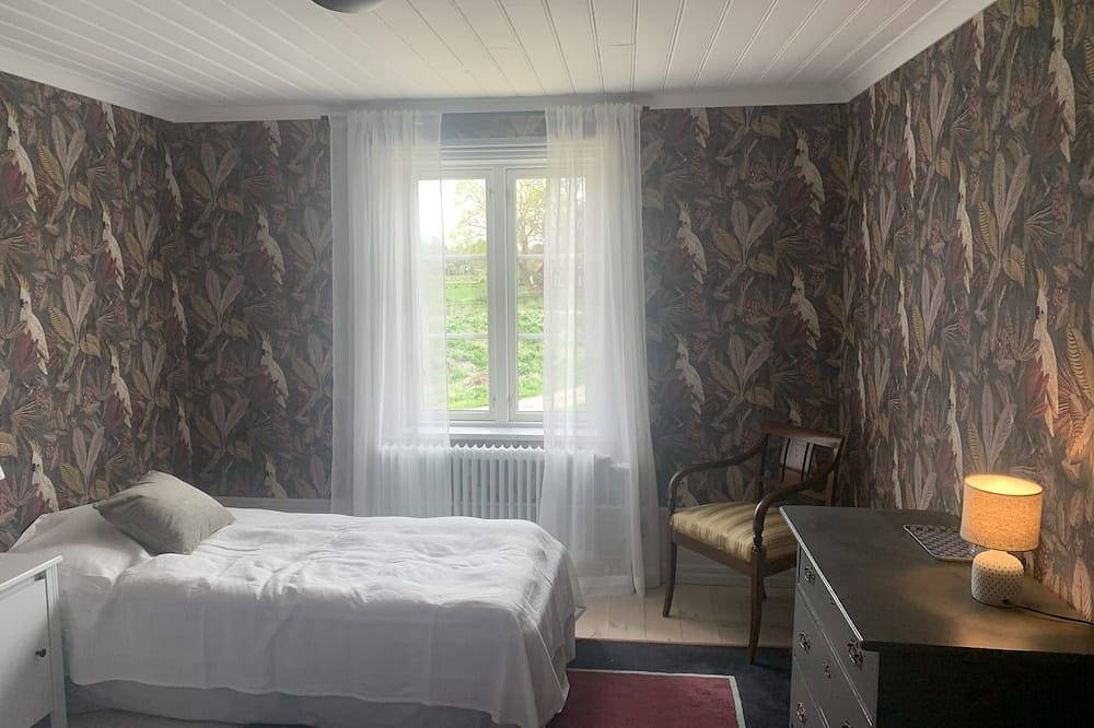 Carefully renovated Old Smithy farmhouse - luxury stay in Hjälmaren