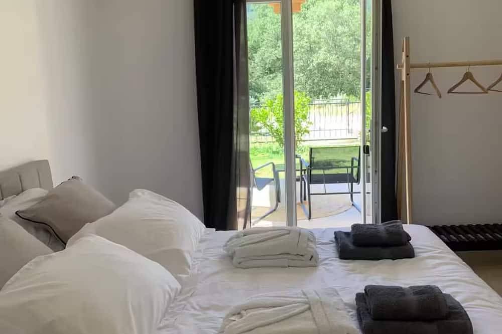 Bed & Breakfast Suite Les Albères avec vue piscine et terrasse in Villelongue-dels-Monts, Côte méditerranéenne (France)