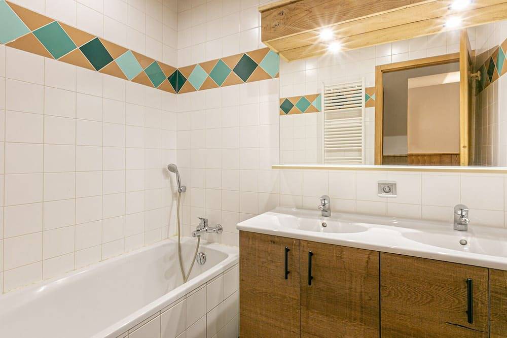 Appartement entier, Appartement cosy, 2 chambres, centre village, proche pistes, parking, wifi, balcon, animaux sur demande in La Clusaz, Région d'Annecy