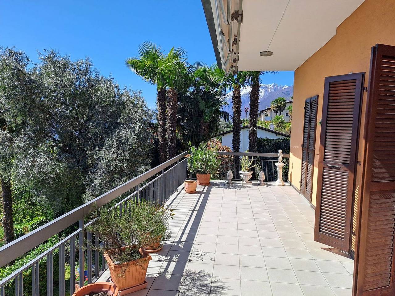 Ganze Wohnung, Charmante Wohnung im 1. Stock einer kleiner Residenz am Sonnenhang oberhalb Locarno. Panoramasicht auf See und Berge. in Locarno, Tessiner Alpen