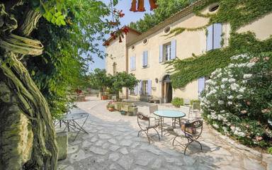 Maison d’hôte pour 4 personnes, avec piscine et sauna ainsi que jardin et jacuzzi à Le Thor
