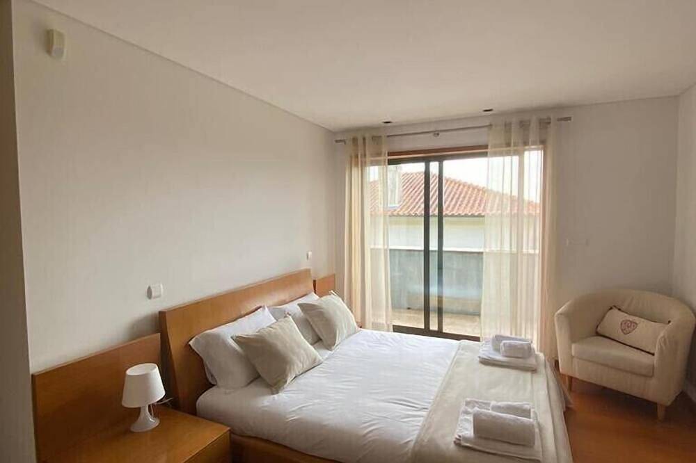 Villa surrounded by sea and mountains, with swimming pool and fireplace, 10 minutes' walk from the beach. in Carreço, Viana do Castelo Distrikt