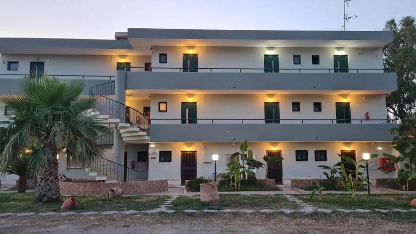 Hotel für 3 Personen, mit Balkon und Whirlpool sowie Terrasse und Garten