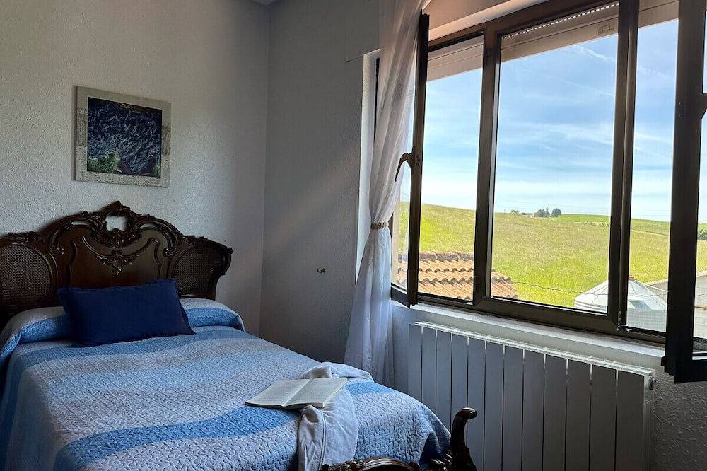 Entire apartment, Bajo con Amplia Terraza- El Trocador 12805 in Bareyo, Cantabrian Coast