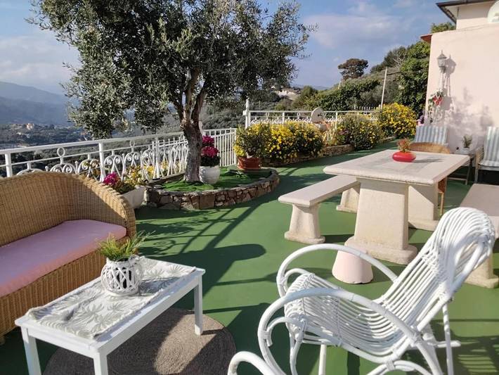 Villa pour 6 personnes, avec piscine ainsi que vue et jardin, animaux acceptés à Imperia