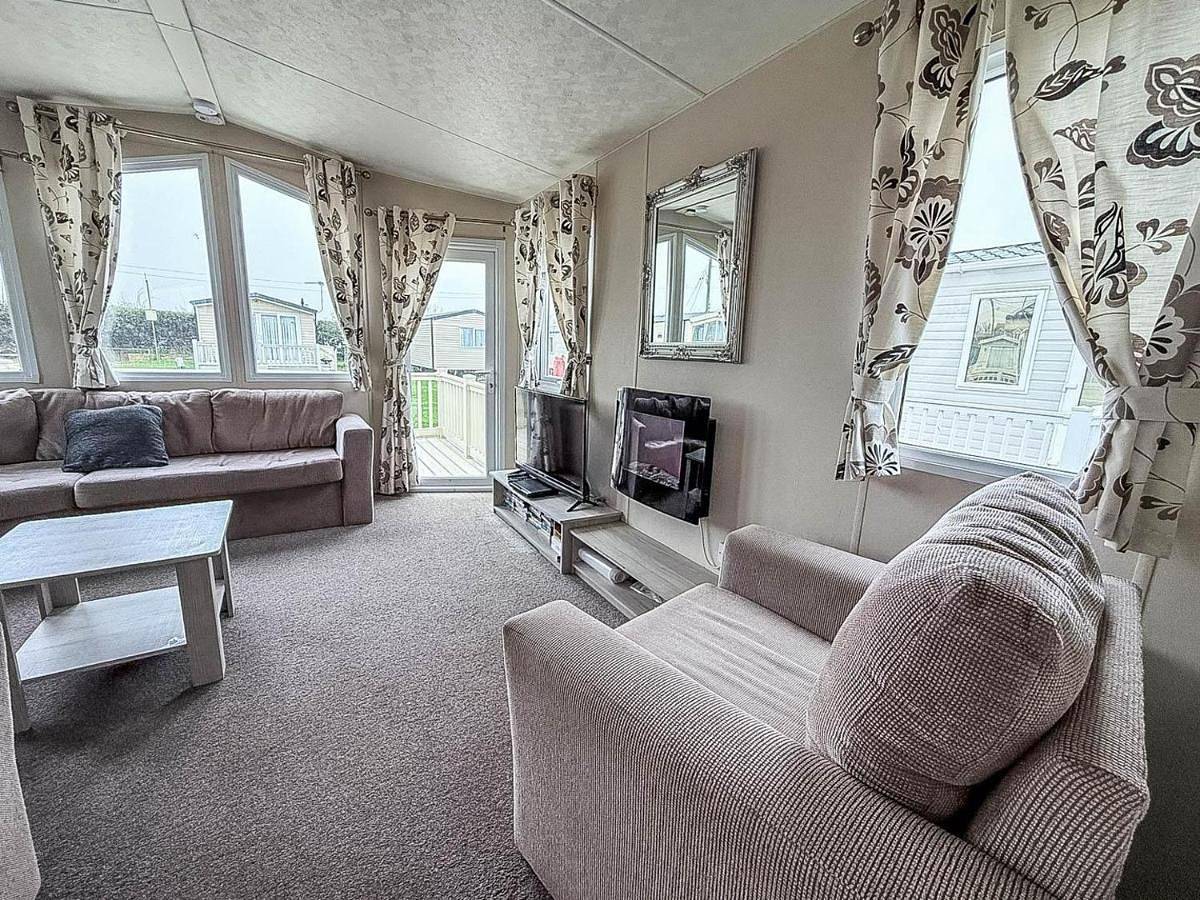 Superb 8 Berth Caravan For Hire At A Great Holiday Park In Norfolk Ref 50026M in California (Great Yarmouth), Great Yarmouth