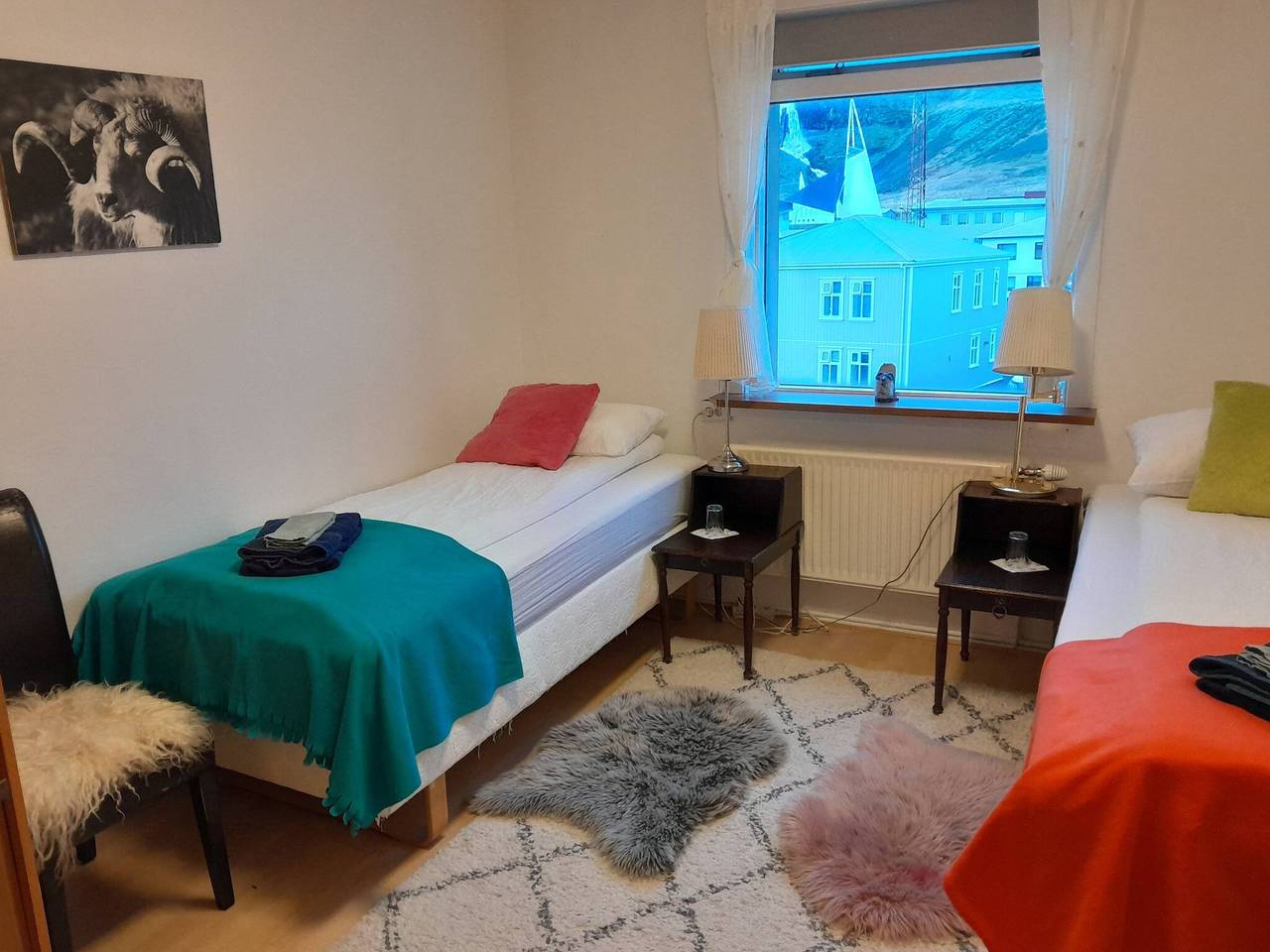 Berg- und Dorfblick in Ólafsvík, Snaefellsbaer