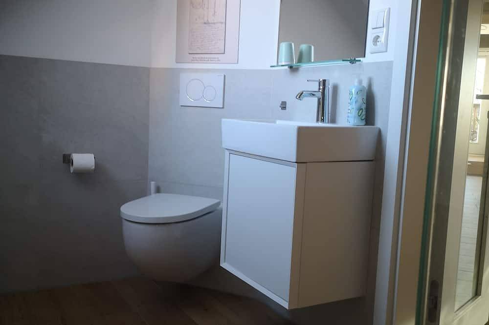Ganze Wohnung, Neue, gemütliche Ferienwohnung. Nur 2 km Fußweg zum schönen Ammersee. in Windach, Ammersee