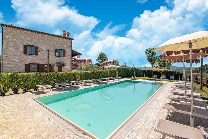 Agriturismo per 8 persone, con giardino e piscina in Cagli