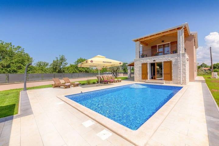 Villa pour 6 personnes, avec Balcon/Terrasse ainsi que Jardin et Piscine à Poreč