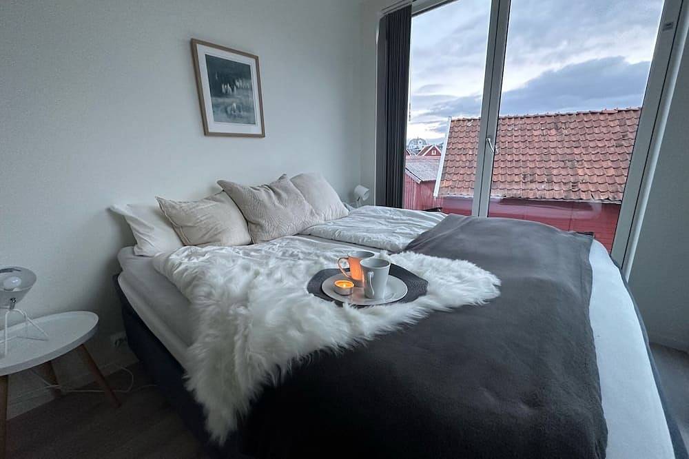 Neues Ferienhaus am Meer mit Glasfront, Kamin & Boot. Haustierfreundlich in Vestbygd, Farsund