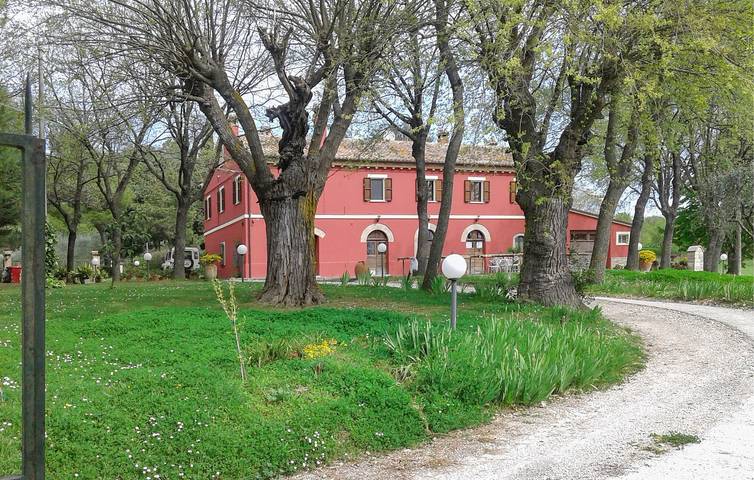 Casa vacanza per 9 persone con giardino in Serrungarina, Colli al Metauro