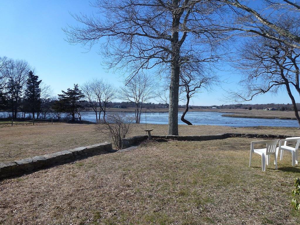 Historisches Kolonialhaus auf dem Wasser in Old Lyme, Connecticut