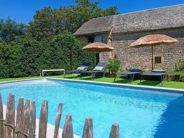 Gîte pour 4 personnes, avec vue ainsi que jardin et piscine à Bozouls