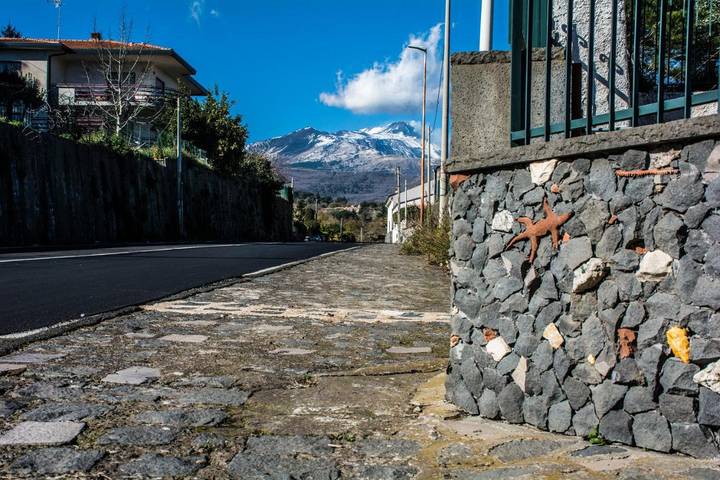 Casa vacanza per 7 persone, con panorama e giardino, adatto a famiglie con bambini a Trecastagni