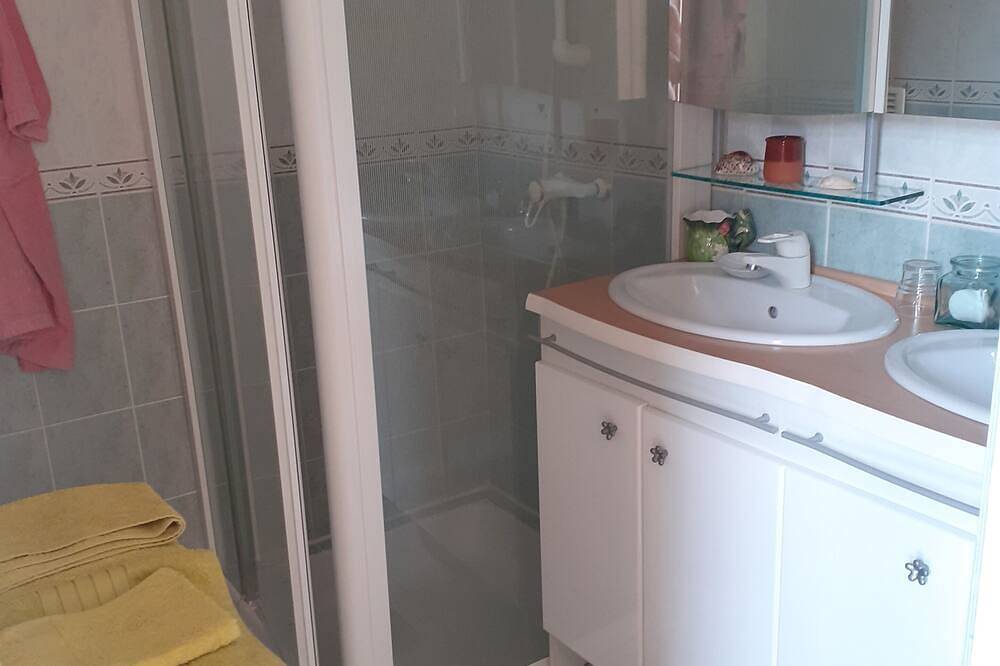 Bed and breakfast in bourgeois house between Fontainebleau and Sens in Villeblevin, Yonne