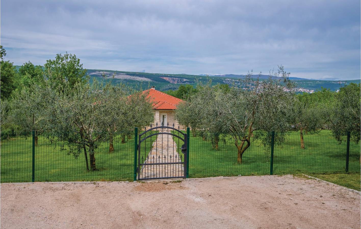 Geräumige 2-Zimmer-Wohnung mit Pool, WLAN und Küche – 2 km vom Fluss entfernt in Imotski, Makarska Riviera
