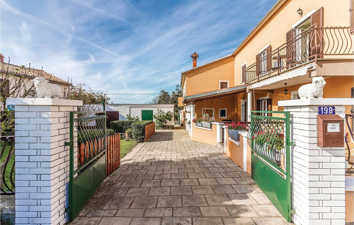 Ganze Ferienwohnung, Modernes Apartment mit Terrasse in der Nähe des Flughafens Pula – WLAN und Parkplatz inklusive in Valtura, Südküste Istrien
