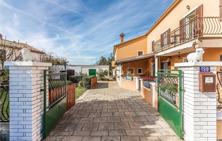Ganze Ferienwohnung, Modernes Apartment mit Terrasse in der Nähe des Flughafens Pula – WLAN und Parkplatz inklusive in Valtura, Südküste Istrien