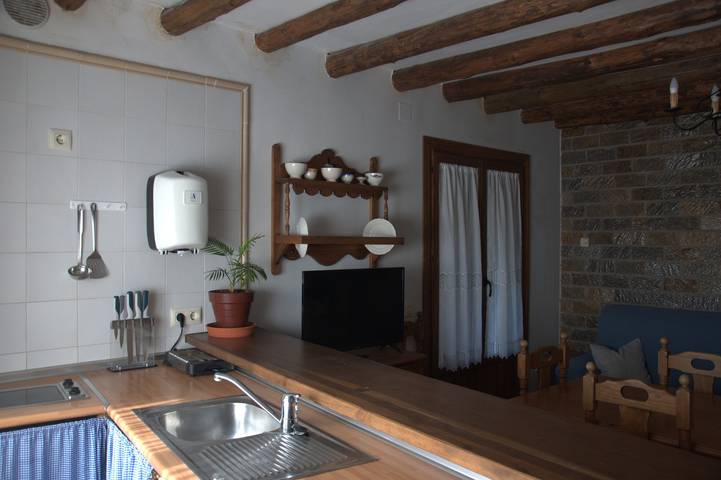 Apartamento entero, Apartamento 'Casa 2' con vistas a la montaña, jardín privado y Wi-Fi in Villares de Jadraque, Sierra Norte de Guadalajara