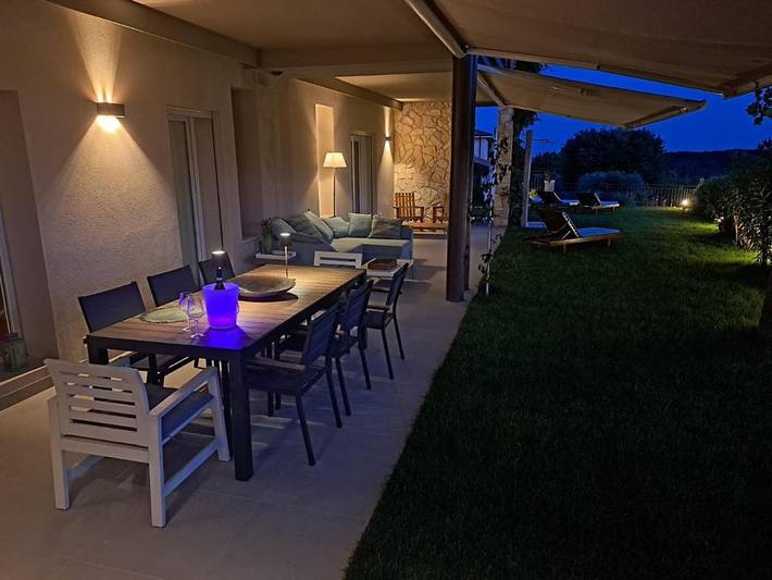 Villa für 10 Personen, mit Seeblick und Pool sowie Garten und Ausblick, kinderfreundlich am Gardasee - 4