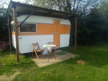 Gîte pour 2 personnes, avec terrasse ainsi que vue et jardin à Les Cresnays