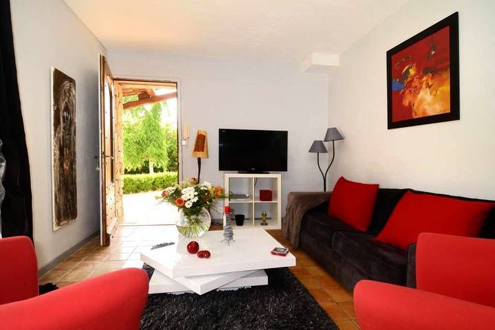 Location de vacances pour 3 personnes, avec piscine et jacuzzi ainsi que sauna et jardin à Saint-Cannat - 3