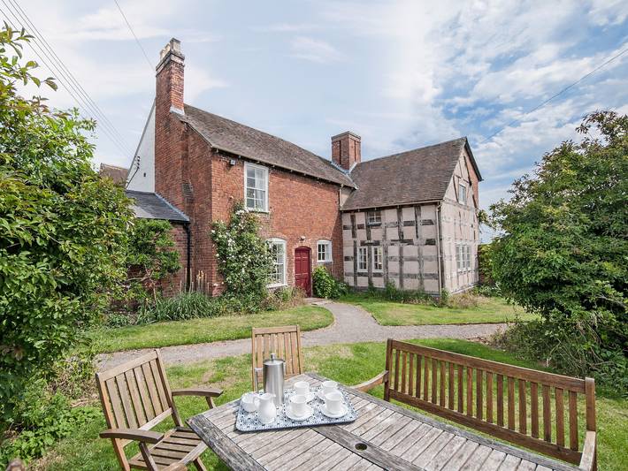 Cottage for 14 people, with garden in Shropshire