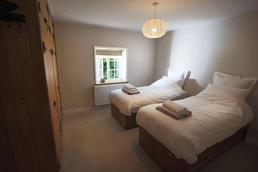 Historic Royal Kent cottage surrounded by large gardens & private swimming pool in Eastwell, Ashford region