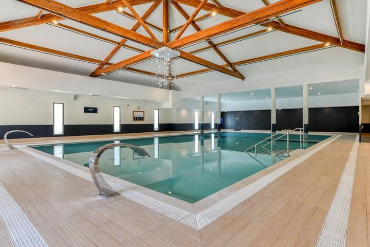 Appart’hôtel pour 2 personnes, avec Terrasse et Jardin ainsi que Piscine et Vue